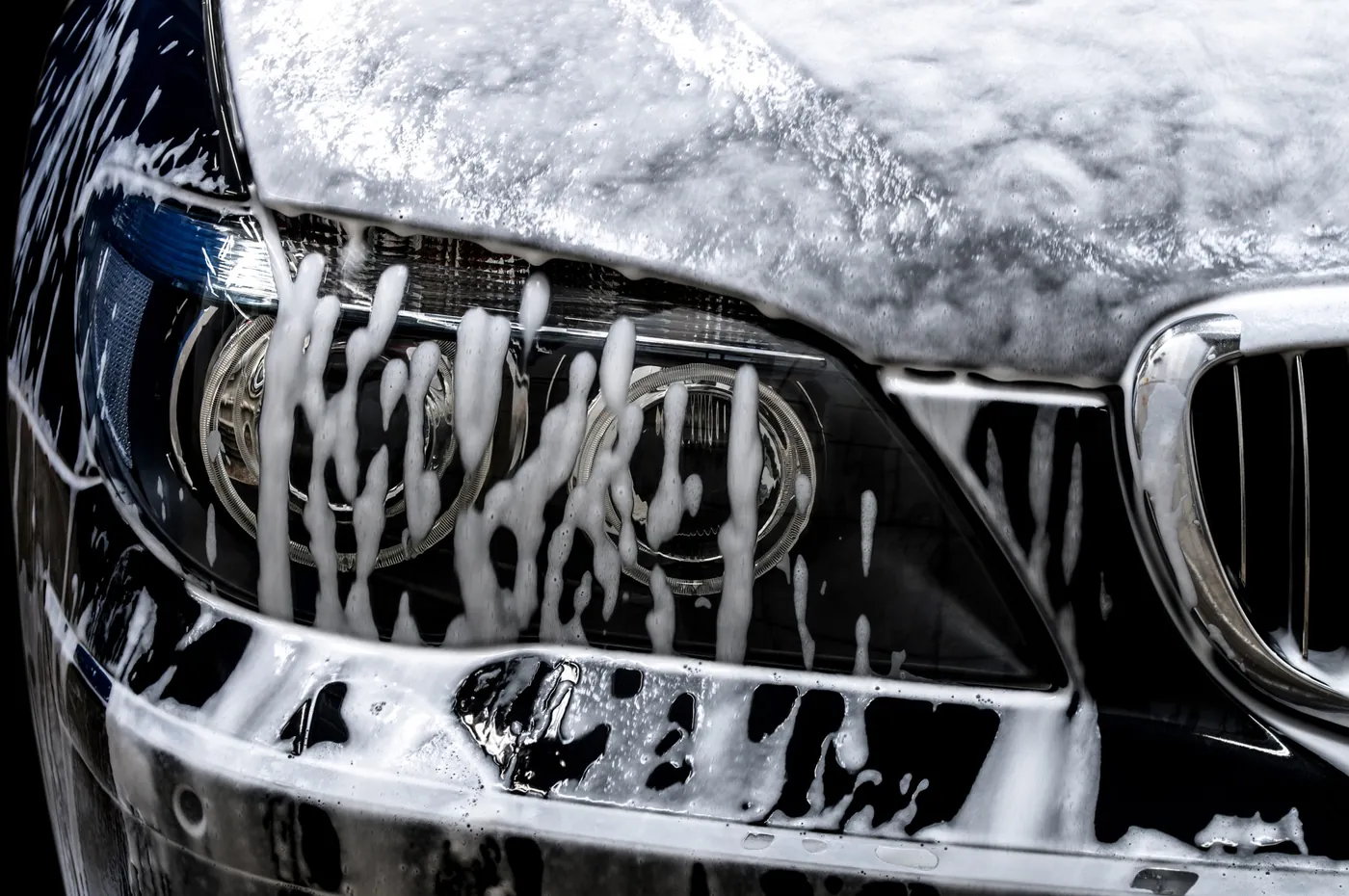Auto wird mit Schaum gewaschen